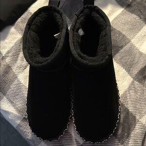 NWOT BEARPAW by UGG Black Ankle Boots with White Stitching